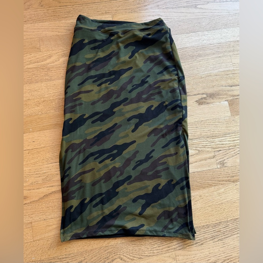 Sundry Evereve Siene Camo Midi Skirt